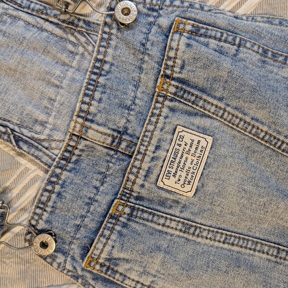 VINTAGE (90s) Levi's Bibs, Size 6-8 (baggy), 8-10 (fitted) - Picture 2 of 6
